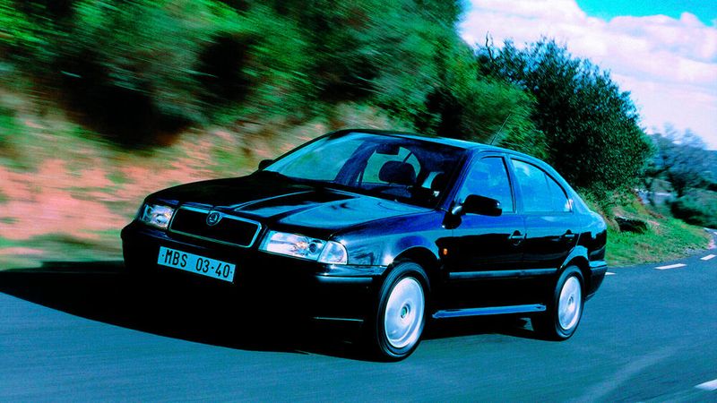 Bereits Anfang der 90er-Jahre zeichnete Giorgetto Giugiaro ein Design für den Octavia. Bei der Vorstellung des Modells empfand der damalige tschechische Ministerpräsident Václav Klaus – der tschechische Staat war noch Mitgesellschafter bei Škoda – das Auto als „zu italienisch“. Ferdinand Piëch, der Vorstandsvorsitzende des VW-Konzerns als Hauptgesellschafter, folgte dieser Sichtweise, so dass ein neues Außendesign entworfen wurde. Das neue Design mit der strafferen, eher kantigen Form und dem größeren Kühlergrill verantwortete der neue Chefdesigner von Škoda, Dirk van Braeckel.  (Bild: Škoda)