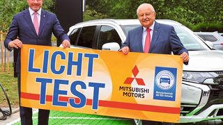 Gemeinsam für mehr Sicherheit: (v. li.) Kolja Rebstock, Geschäftsführer Mitsubishi Motors, und ZDK-Präsident Jürgen Karpinski.   (Promotor)