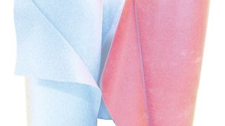 Die Wärmeleitfolie 
führt Verlustwärme 
von elektronischen Bauteilen ab. Bild: Detakta (Archiv: Vogel Business Media)