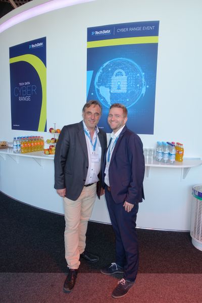 (l.) Andreas Gomolluch (Bfi) und Florian Marten (Tech Data) holen sich erstmal eine Erfrischung. (Bild: IT-BUSINESS)