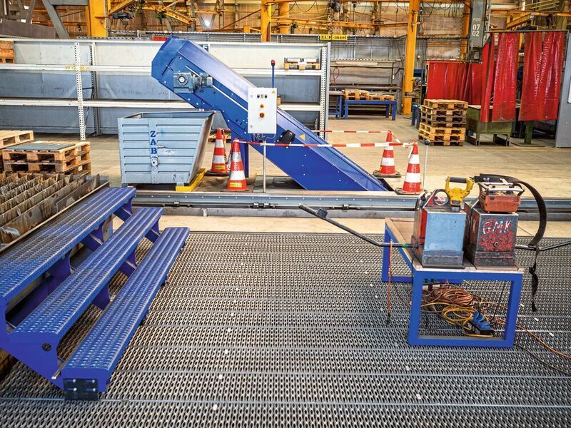 Ein modernes Zinser-System zum Rückstandsabtransport bestehend aus zwei Zintrac-Schwingfördertischen, verbunden durch einen Schlackeförderer mit Auswurf, komplettiert das Gesamtkonzept zur State-of-the-art-Lösung für die Brennschneidaufgaben der Liebherr-Werk Biberach GmbH. (Zinser)