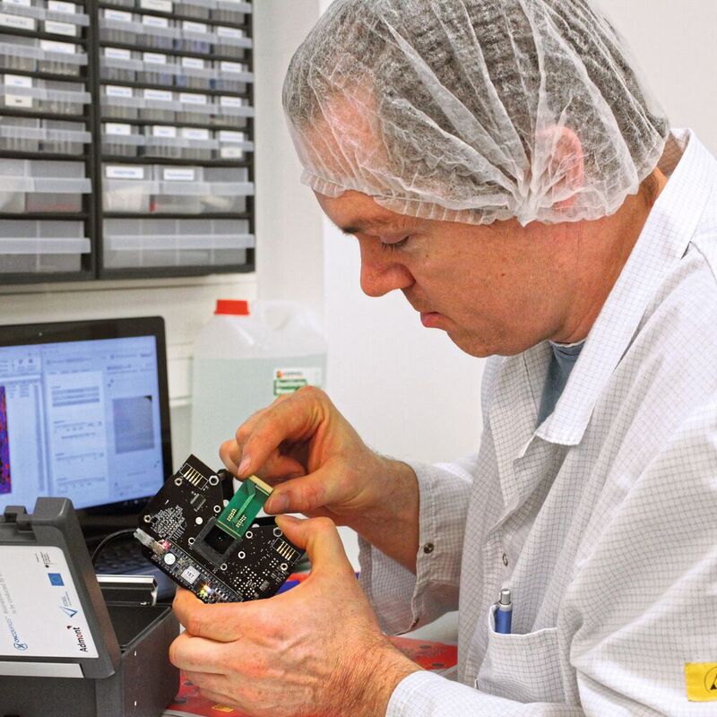 Optoelektronisches Testsystem: Der Projektpartner Oncompass Medicine Hungary Ltd. erforscht mit dem Prototyp ein quantitatives Verfahren zur schnellen und zuverlässigen Diagnostik von Brustkrebs.