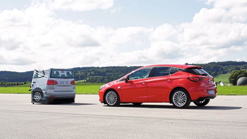 Um moderne Technik bewerten zu können, müssen die ADAC-Ingenieure oft kreativ sein. So entwickelten sie 2013 ein „Target“ in Kombination mit einer Zugeinrichtung, um Notbremsungen auf stehende und fahrende Hindernisse zu testen. Das System ist patentiert und weltweit anerkannt. Für alle Neuzulassungen werden Notbremsassistenten ab Juli 2024 zur Pflicht.  (Bild: thorsten rother)