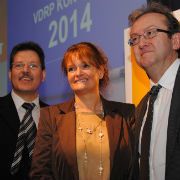 Renault Mitgliederversammlung: (v.li.) Thomas Wahl (Vizepräsident), Sylke Eßer-Bruß (Präsidentin, beide Renault-Händlerverband) und Olivier Gaudefroy (Vorstandsvorsitzender Renault Deutschland).(Foto:  Baeuchle)