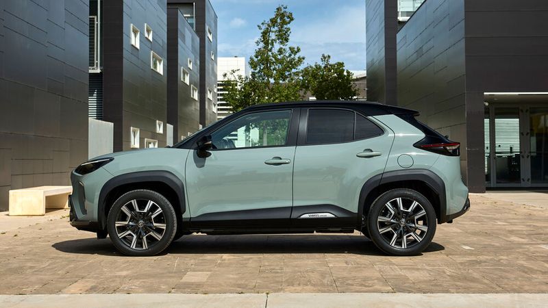Die Premiere Edition des Yaris Cross steht auf dunkelgrauen 18-Zöllern im Fünfspeichen-Design. (Bild: Toyota)