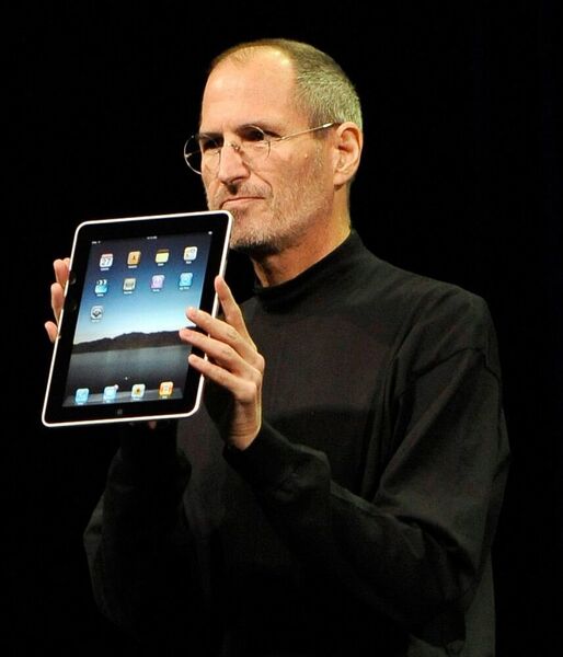 27.01.2010, USA, San Francisco: Apple CEO Steve Jobs zeigt ein iPad. (John G. Mabanglo/EPA/dpa)