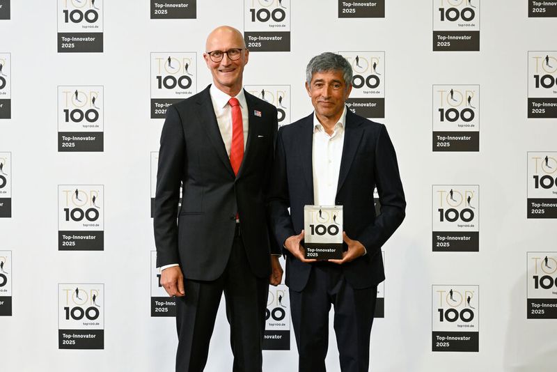 Ulrich Engenhardt, Chief Business Units Officer bei Rittal, nimmt den Preis als Top100 Innovator von Laudator Ranga Yogeshwar entgegen.(Bild:  Rittal GmbH & Co. KG)