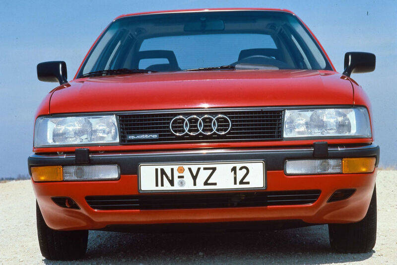 Audi 90: Audi hatte 1986 mit den rundlichen Formen der 80er-Baureihe („Aero-Design“) einen Erfolg gelandet, ein Jahr später legten die Ingolstädter den Audi 90 nach. Die Luxusversion setzte sich optisch mit geänderter Frontansicht und Leuchtenband zwischen den Rücklichtern als besonders exklusiv ab – und natürlich mit kernigen Fünfzylinder-Benzinern, dem Markenzeichen des Audi 90. (Audi)