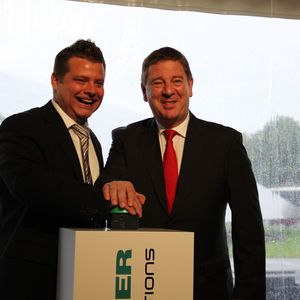Jetzt geht's los: Dr. Rüdiger Kapitza (rechts), Vorstandsvorsitzender der Gildemeister AG, und Dr. Frank Beermann, Geschäftsführer der Sparte Energy Solutions, drücken den Startknopf für den Energy Solutions Park.