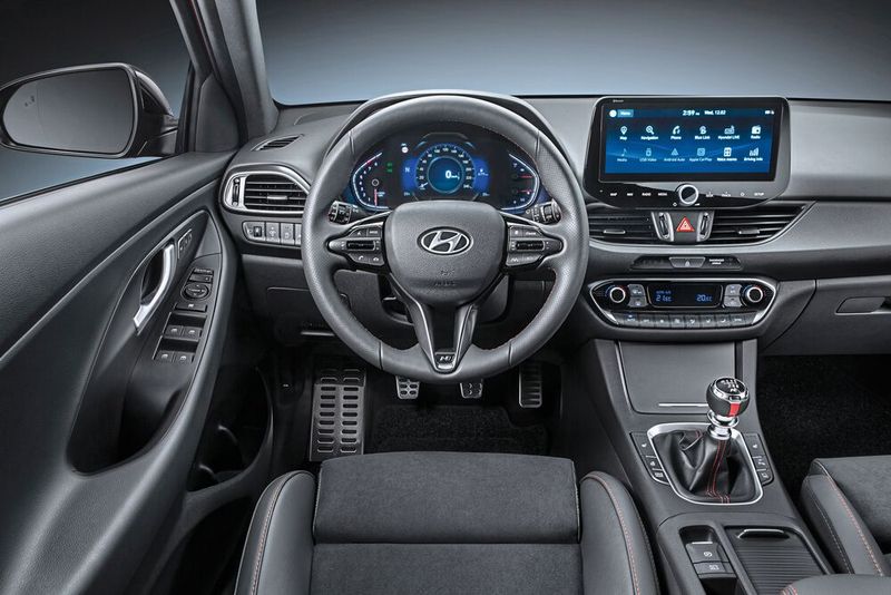 Innen ist der i30 nun digitaler – unter anderem wuchs das Zentraldisplay auf 10,25 Zoll. (Bild: Hyundai)