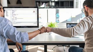 Das Fraunhofer IEM hat die die statische Codeanalyse in die Automatisierungssoftware Codesys integriert: Softwareentwickler können ihren Code so bereits während der Programmierung auf Sicherheitslücken prüfen und ausbessern. (Bild:  iStockphoto.com | scyther5)