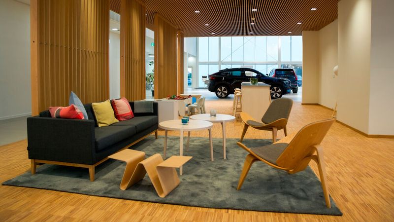 Die Kundenlounge im Volvo-Autohaus ist großzügig dimensioniert. (Bild: Autohaus Geisser)