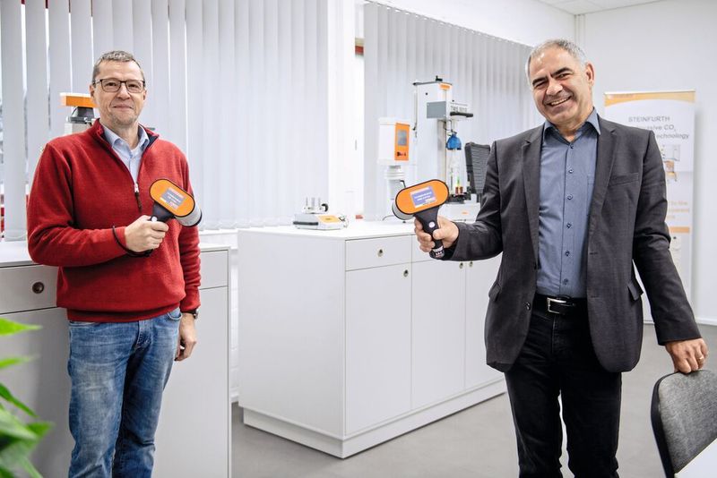 Martin Falkenstein (links) vo der Firma Steinfurth Mess-Systeme und Prof. Dr. Cemal Esen von der RUB haben für die Entwicklung des neuen Geräts kooperiert. (Bild: RUB, Marquard)