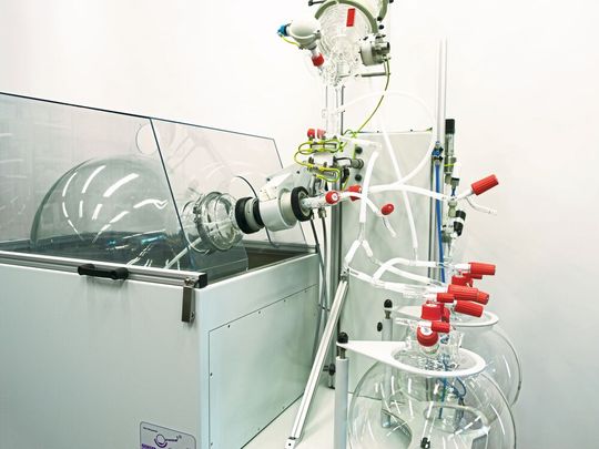 Abb.1: Die Antriebsmotoren, die den Destillationskolben des Rotationsverdampfers in Rotation versetzen, müssen explosionsgeschützt und besonders zuverlässig sein. Abb.1: Die Antriebsmotoren, die den Destillationskolben des Rotationsverdampfers in Rotation versetzen, müssen explosionsgeschützt und besonders zuverlässig sein.