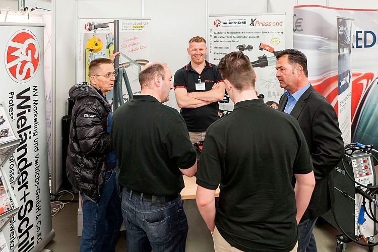 Auch in der begleitenden Fachausstellung gab es angeregte Diskussionen – aber der Spaß kam nicht zu kurz. (Stefan Bausewein)