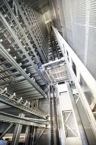Alle Komponenten, die Fördertechnik, Navette-Heber und Navette-Fahrzeuge können je nach Bedarf in nahezu beliebiger Anzahl und Anordnung eingebunden werden. (Bild: SSI Schäfer)