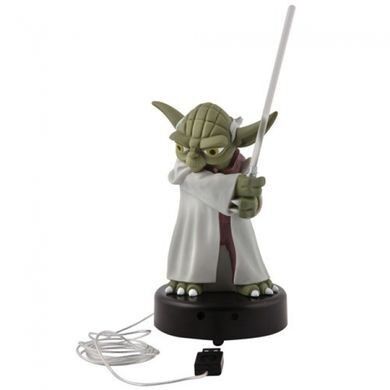Der perfekte Wächter für Ihren Schreibtisch: Sobald Yoda eine Bewegung registriert, leuchtet das Lichtschwert auf und Yoda macht sich mit einem seiner legendären Sprüche bemerkbar. Der Anschluss ist über USB möglich, den Yoda-Tischwächter gibt es für 35,54 Euro plus Versand bei hammerstark.com. (Bildquelle: Hammerstark.com)