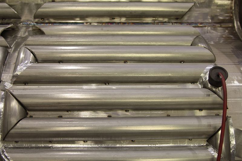 Die Halbrohre, aus denen das Kühlsystem eines Rührwerkbehälters bei AST aufgebaut wird, werden zunächst geheftet, um sie in ihrer Position zu fixieren. Erst dann wird geschweißt, so EWM. (EWM)