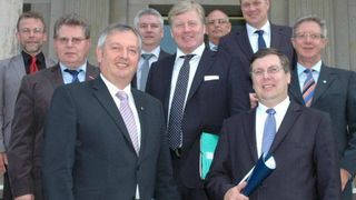 Roundtable (v.li.): Heiko Sterk und Lothar Freese (Kfz-Innung Ostfriesland), Karl-Heinz Bley (Landesverband Niedersachsen-Bremen), Joachim Janssen (Kfz-Innung Ostfriesland),  der niedersächsische Kultusminister Bernd Althusmann, Dieter Heuermann (Kfz-Innung Ostfriesland), Ulf Thiele und Reinhard Hegewald (beide Landtagsabgeordnete) sowie Detlef Schlue (Landesverband Niedersachsen-Bremen). (Foto: Busse)