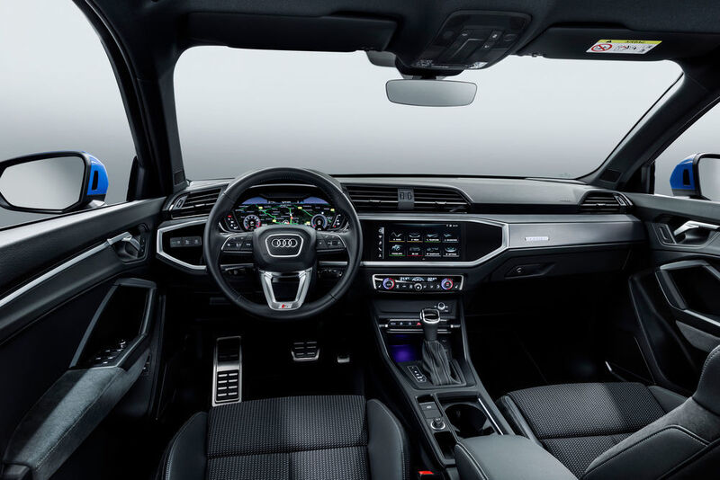 Analoge Instrumente gehören der Vergangenheit an, jetzt blicken die Fahrer auf einen digital anzeigenden Instrumentenbildschirm, der sich am Multifunktionslenkrad bedienen lässt. (Audi)