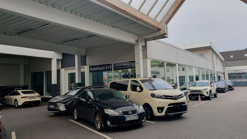 Los ging die Juryrundreise in Hamburg-Billlstedt bei S+K. Die Neu-Wulmstorfer-Autohausgruppe, die die Marken Toyota, Renault und Dacia vertreibt, hatte 2023 mit dem Taxiwerk einen reinen Taxi-Standort eröffnet. Mit diesem Vertriebsprojekt hatte sich S+K für den Automotive Business Award 2024 beworben. (Bild: Mauritz – VCG)