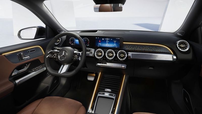 Innen gibt es künftig serienmäßig unter anderem ein Lederlenkrad, Komfortsitze und Fernlichtassistent. (Bild: Mercedes-Benz)
