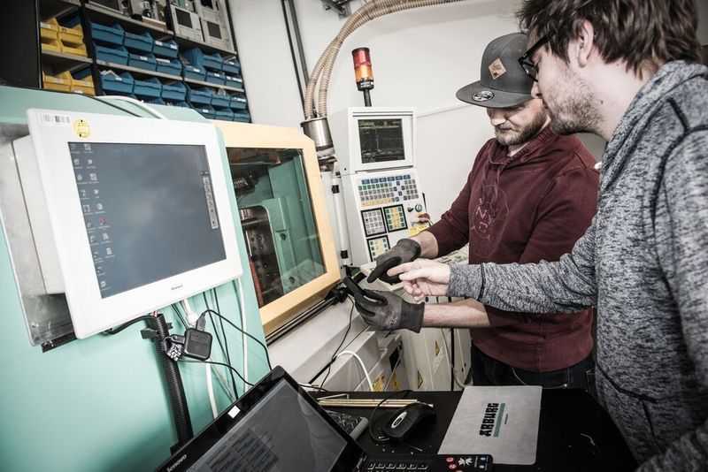 Für die praxisrelevante Entwicklung und automatische Prozessoptimierung hat Simcon in Würselen ein Technikum. Das Aufgabenspektrum umfasst unter anderem das Messen von Viskositätskurven im Kapillarrheometer und die Durchführung von Spritzgießversuchen. In Halle 4 am Stand A70 gibt Simcon nähere Informationen zum Technikum. (Simcon)