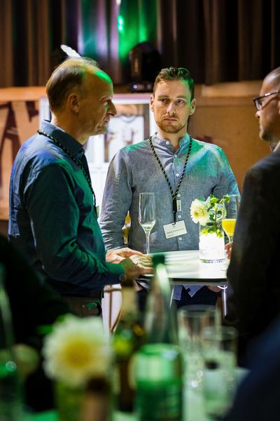 Bei der Abendveranstaltung am Vorabend der Veranstaltung im Maschinenhaus des Bürgerbräus Würzburg kamen bereits zahlreiche Teilnehmer bei gutem Essen und Trinken zusammen. Bereits hier gab es regen Austausch.  (Bild: Stefan Bausewein)