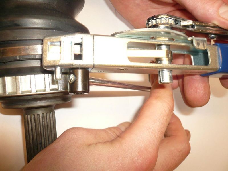 ...dann das Montagewerkzeug umschwenken, Schelle sichern und abschneiden... (Archiv: Vogel Business Media)