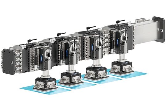 Beim Stacking oder Z-Folding von Anoden und Kathoden kommt es neben Präzision auf kürzeste Zykluszeiten an. Die Stacking-Einheit von Schunk mit spezialisierten Greifeinheiten steigert die Ausbringungsrate, indem sie beidseitiges, paralleles Stacking ermöglicht. (Bild:  Schunk)