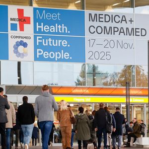  Jedes Jahr wird Mitte November die internationale Gesundheitsmesse Medica in den Düsseldorfer Messehallen veranstaltet. Parallel dazu fand vom 17. bis 20. November 2025 auch die Compamed statt. Zum Motto: „Meet Health. Future. People.“ wurden zahlreiche Innovationen im ambulanten und stationären Gesundheitsbereich vorgestellt und Healthcare-Themen – von Digitalisierung über Diagnostik bis hin zu Medizintechnik – beleuchtet.(Bild:  Messe Düsseldorf / Tillmann)