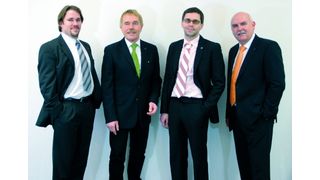 Haben zum Jahreswechsel das Unternehmen vom Vater übernommen: Dipl.-Inf. Simon Thomas (links) und Dipl.-Ing. Mathias Thomas (3.v.l.) treten die Nachfolge von Prof. Dr.-Ing. Frank Thomas (2.v.l.) an. Dipl.-Ing. Frank Obschonka (rechts) übernahm zum Jahreswechsel die Vertriebsleitung.Bild: Dr. Thomas + Partner (Archiv: Vogel Business Media)