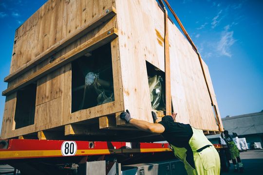 Wenn der Lkw-Fahrer bei der Verladung hilft, heißt das noch lange nicht, dass er damit die Pflicht zur beförderungssicheren Verladung übernimmt.(Bild:  © kay fochtmann - stock.adobe.com)