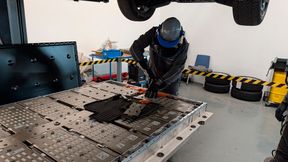 Wenn die Batterie offen ist, besteht Lebensgefahr – deshalb der Vollschutz. Sind die Verbindungen zwischen den Modulen gelöst, sinkt die Spannung auf unter 60 Volt. (Bild: Rosenow – VCG)