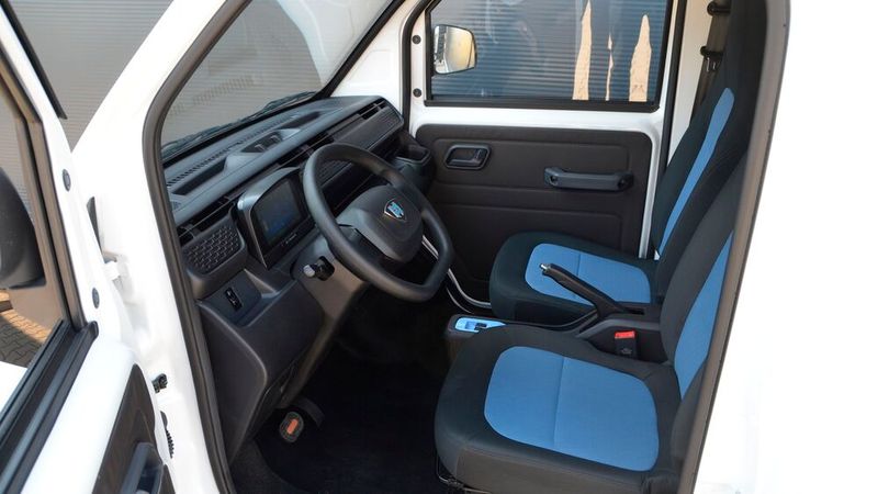 Die Mittelbahn der Sitzpolster ist in Himmelblau gehalten. (Bild: Ari Motors via Autoren-Union Mobilität)