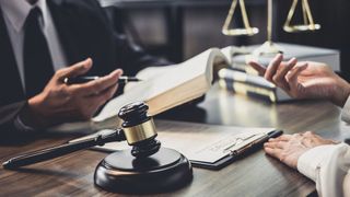 Das Thermofenster gilt jetzt als Sachmangel. Sehr wahrscheinlich werden viele Autokäufer deswegen Rat beim Anwalt suchen. (Bild: © Freedomz - adobe.stock.com)