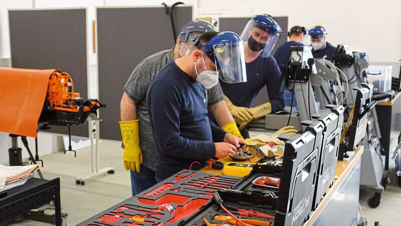 Mechatroniker von Volvo-Händlern absolvierten am 19. Mai 2021 im Volvo Competence Center in Dietzenbach eine Schulung zur Reparatur von Hochvoltbatterien.