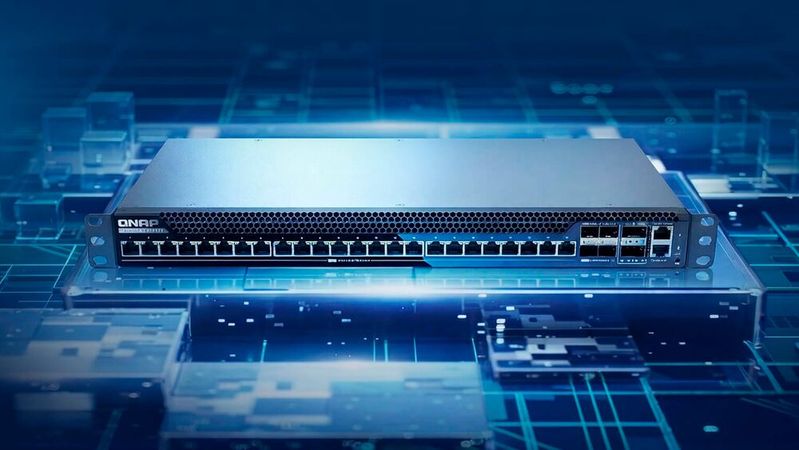 Mehr Bandbreite im Uplink: Der Switch kombiniert 10-, 25- und 100GbE in einem Gerät.(Bild:  QNAP)