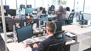 Verschiedene Farbtemperaturen: Mit Human Centric Lighting passt sich das Licht den Tagesrhythmus an. Kältere Farbtemperaturen... (Bild: ams)