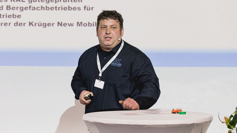 Jörg Krüger, Geschäftsführer Abschleppdienst Krüger GmbH, gab einen Einblick in die besonderen Herausforderungen beim Transport von verunfallten E-Fahrzeugen. (Bild: Stefan Bausewein)