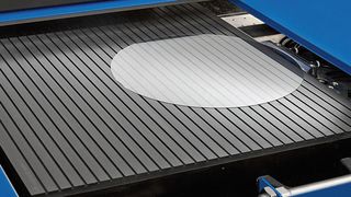 Zum Herstellen feiner Löcher in Glas hat LPKF das laserinduzierte selektive Ätzen schneller gemacht. (Bild: LPKF)