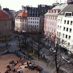 Eine lange Schlangen bildete sich vor dem Apple Store am 25. März 2011 zum Verkaufsstart des iPad 2. Sie reichte weit in die Münchener Fußgängerzone hinein.
