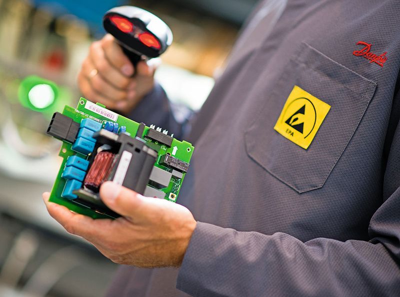 Über einen Barcode oder RFID-Chip ist jedes Bauteil identifizierbar und verfolgbar. So erkennen auch die Produktionsstationen, wie das Produkt zusammengestellt sein soll. (Bild: Danfoss)