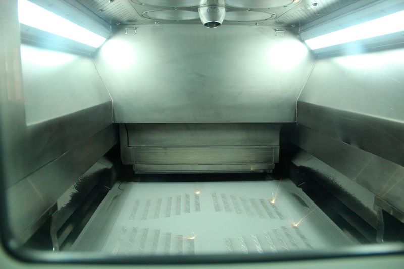 Ein Blick in den Drucker wurde uns gewährt. Hier werden die Brenner gefertigt. Um acht Brenner zu fertigen, benötigt Siemens eine Woche; zwei Stunden bis der Drucker starten kann. (Käfer)