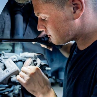 Vor allem Mängel an Bremsen, bedingt durch nicht fachgerechte Reparaturen, tauchen im den HU-Mängelberichten immer öfter auf.  (Bild: ProMotor)