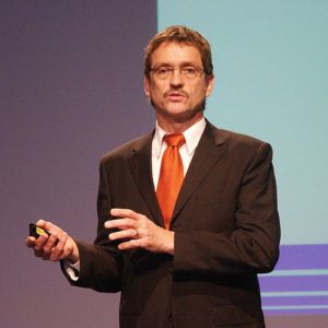 Friedhelm Hausmann, Audi AG und Vorstandsvorsitzender des E-Class e.V., eröffnet den 1. Würzburger E-Class-Tag, Bild: Schreier