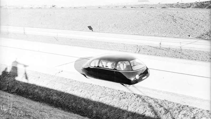 Auf der damals bei Göttingen gerade fertig gestellten Autobahn, dem Vorläufer der heutigen A 7, absolvierte der Schlörwagen im Jahr 1939 eine Reihe von Testfahrten. Die Höchstgeschwindigkeit betrug beim Serienwagen circa 105 Kilometer pro Stunde, beim Stromlinienwagen beachtliche 134 bis 136. (Bild: DLR)