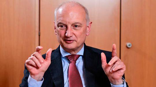 Macht schnell! Nikolas Stihl, der Aufsichtsratschef von Stihl, ist der Meinung, dass die 35-Stunden-Woche so schnell wie möglich ad acta gelegt werden sollte, um den personellen Aderlass in der Industrie zu beenden ...(Bild:  B. Weißbrod / dpa)