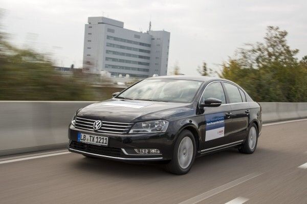 Das Boost Recuperation System von Bosch vereint vier Funktionen in einem einzigen System: Rekuperation, Drehmomentunterstützung sowie komfortablen Start/Stopp- und Segelbetrieb. Die Kraftstoffersparnis liegt bei bis zu 15 Prozent, im realen Betrieb mit Segeln bei abgeschaltetem Motor sind zusätzliche 10 Prozent Reduzierung möglich. (Bild: Bosch)