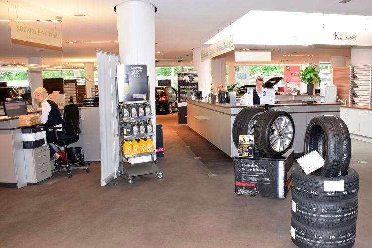 Saisonangebote wie Räder und Reifen werden im Kundenzentrum verkaufsfördernd präsentiert.  (Rubbel)